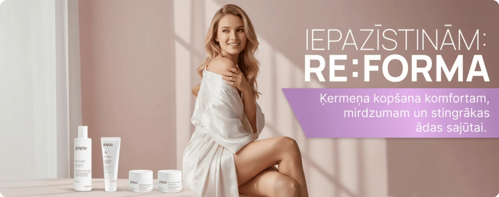 Sieviete sēž uz palodzes ar skaistumkopšanas produktiem blakus, reklamējot zīmola 'joyou' jauno produktu līniju 'RE:FORMA'.